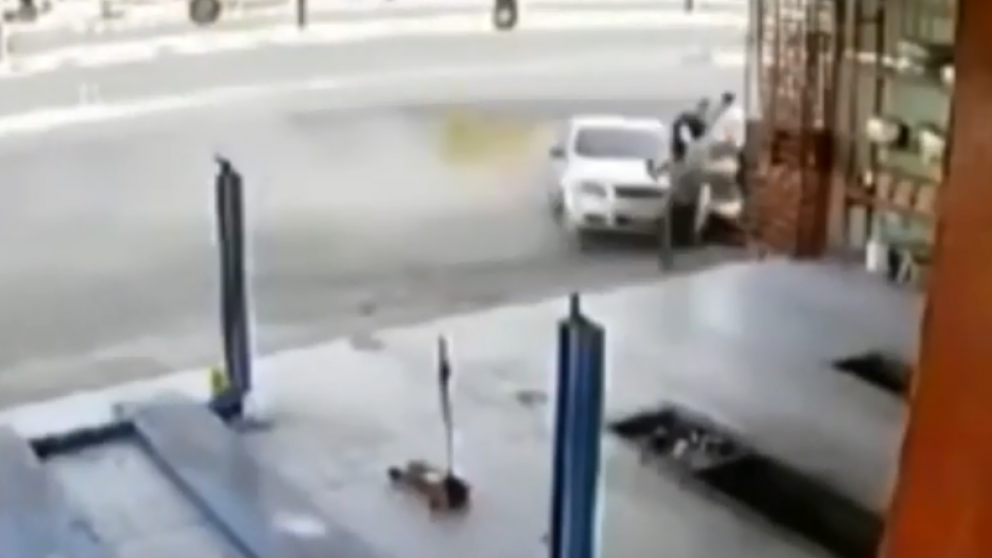 El conductor huyó del lugar a toda velocidad.
