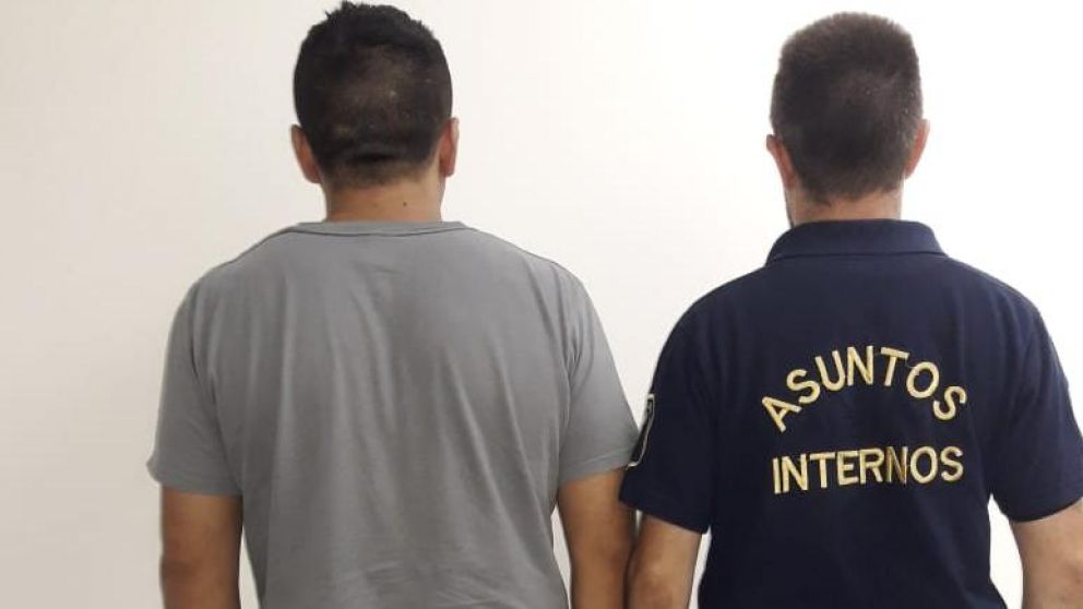 Uno de los agentes aprehendidos por la feroz balacera.