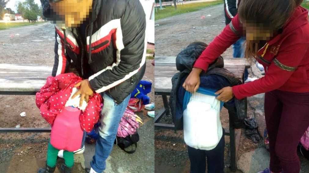 Los menores iban tapados con una manta para ocultar la droga.