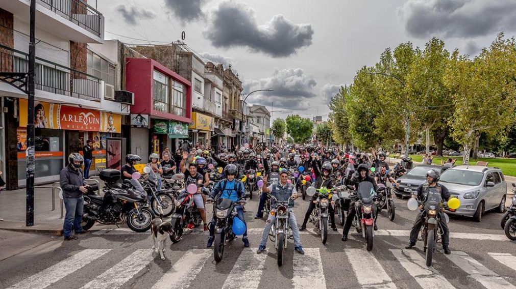 Más de 300 motoqueros recorrieron la ciudad de Chivilcoy para celebrar el cumpleaños de Francesca. (Gentileza: Matias Guerra)