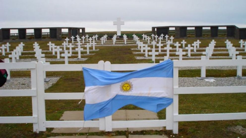 El Cementerio de Darwin con nuestra bandera al frente.