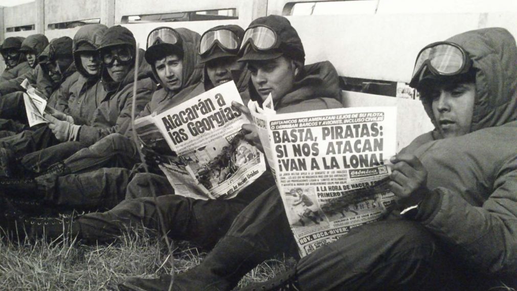 Un soldado leyendo Cr�nica en las Islas Malvinas.