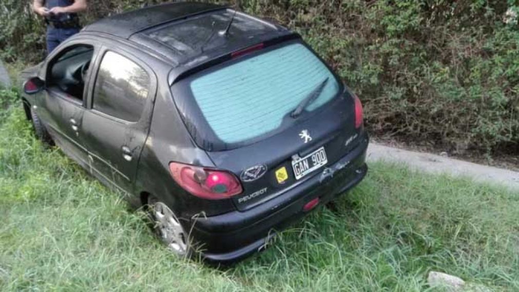 Dentro de este auto fue encontrado el oficial muerto.