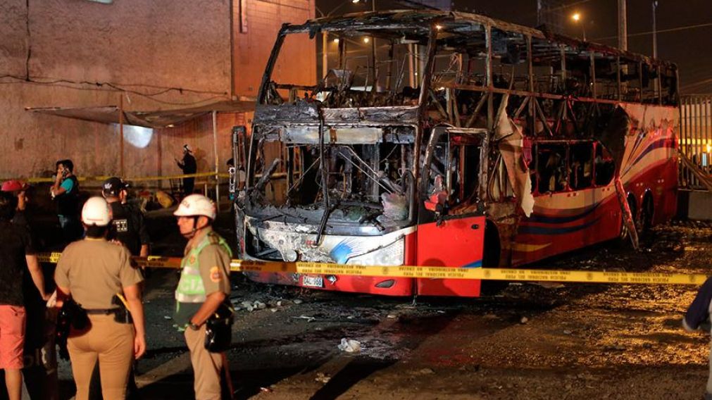 El incendio es uno de los más graves y letales registrados en un transporte público en la capital peruana. (AFP)
