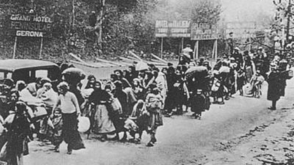 Largas filas se formaban para abandonar un país devastado.