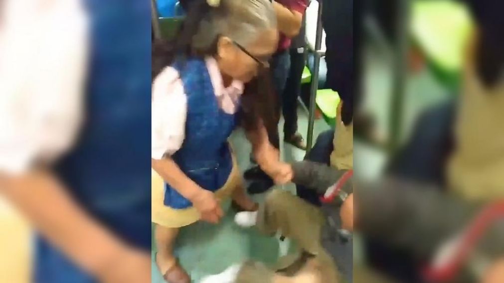 La femenina le grita y golpea al sujeto que supuestamente la acosó.
