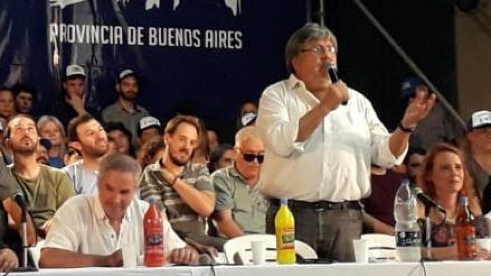 El "Chino" Navarro, durante el acto, junto a Solá.