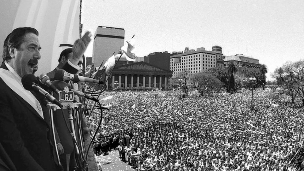 El d�a de la asunci�n. Ra�l eleigi� el Cabildo para hablarle a la multitud que se congreg� en Plaza de Mayo.