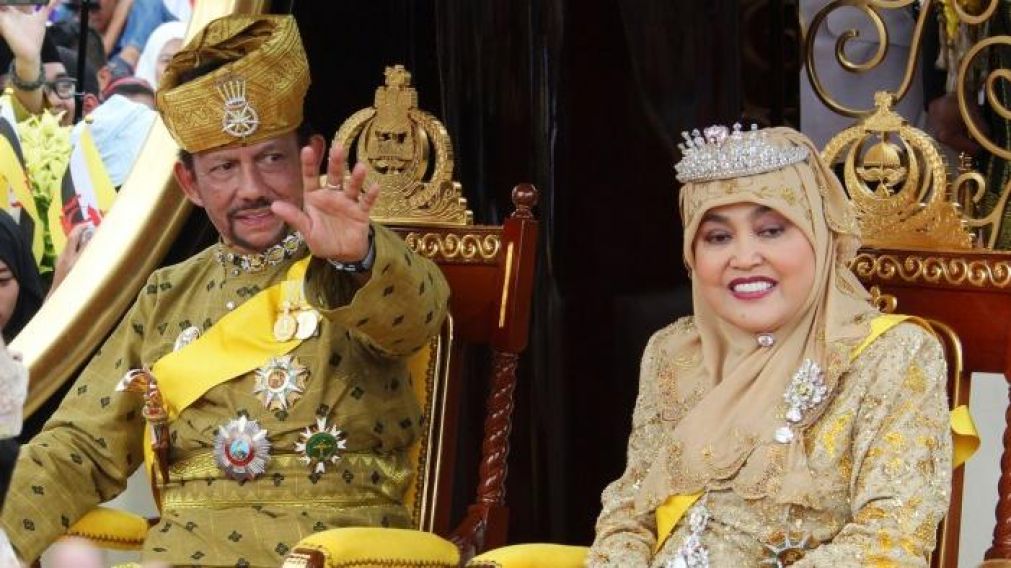 El sultán de Brunei junto a su esposa.