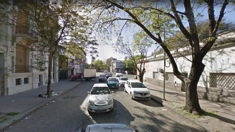 En esta calle de La Plata esta ubicado el edificio asaltado. (Google Street View)