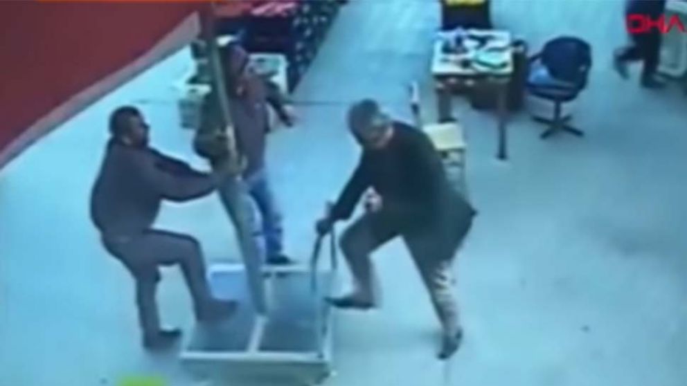 Momentos previos al "despegue" del hombre con la sombrilla. (Captura de video)