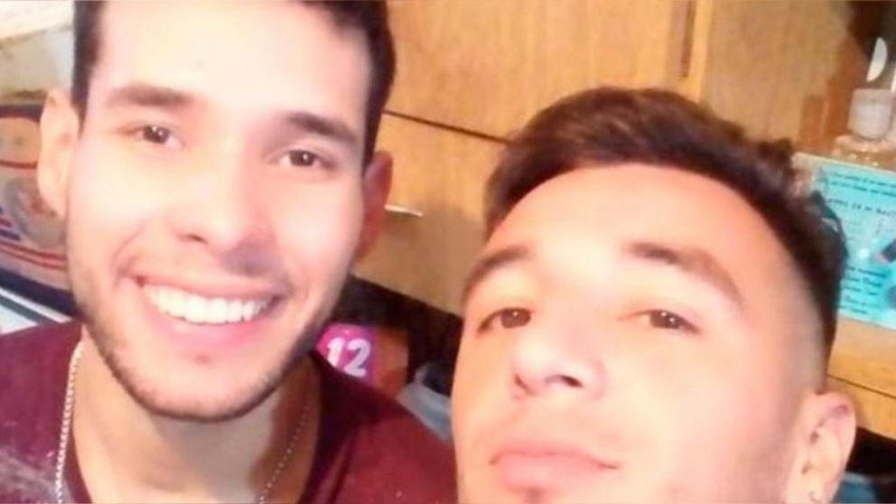 Alexis Dos Santos y Nahuel Taborda, la pareja de jóvenes atacada por la policía.