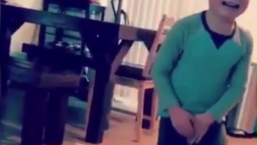 Le dio un "puntinazo" en los testículos a un nene en pelea de madres