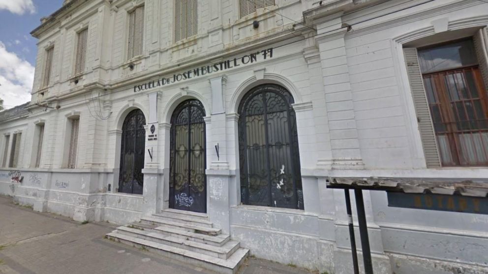 El colegio entregó el legajo del sospechoso a la policía y lo apartó de su puesto.