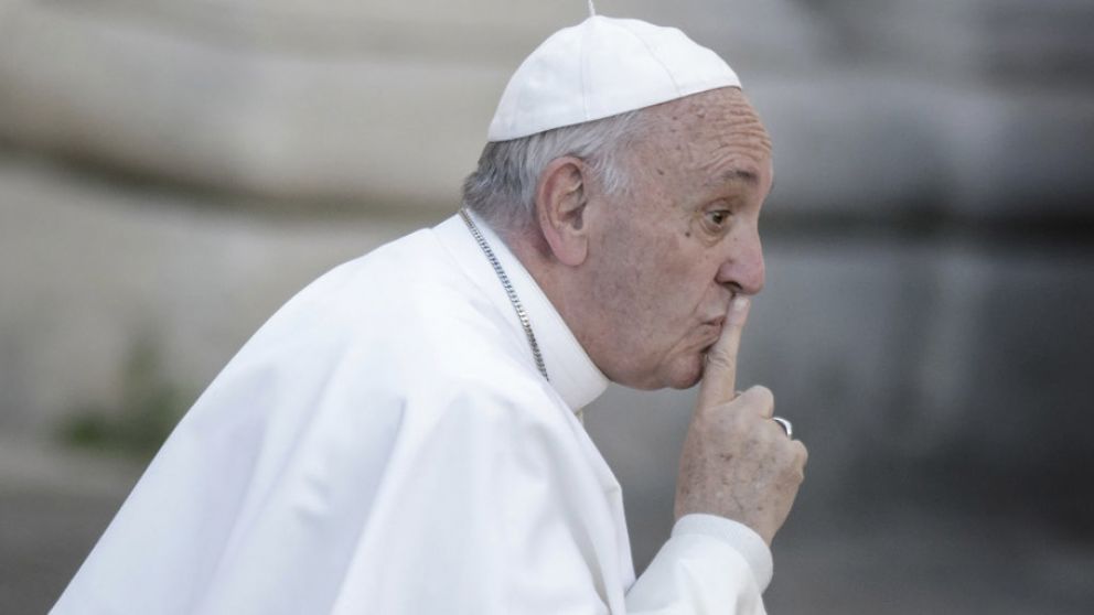 Bergoglio había retirado una y otra vez la mano.