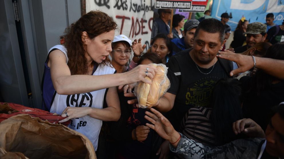 Se repartieron más de 500 kilos de pan en la puerta del INDEC (Hernán Nersesián/Crónica).