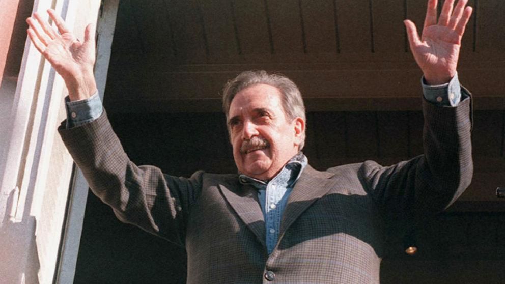 Alfonsín. El hombre que llevó a la Justicia a los militares del golpe del '76.