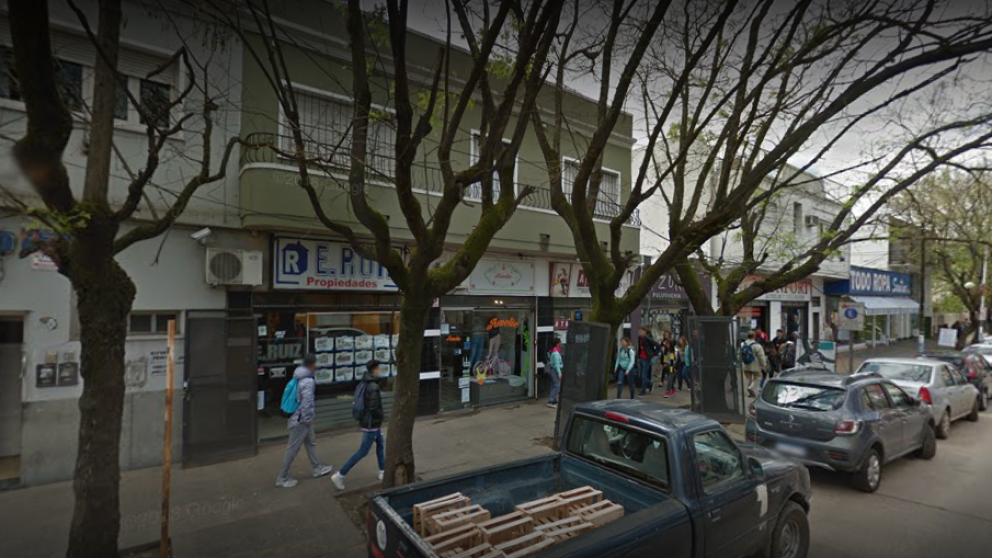 Dos policías fueron detenidos tras el asalto a una inmobiliaria de Moreno. (Google Street)