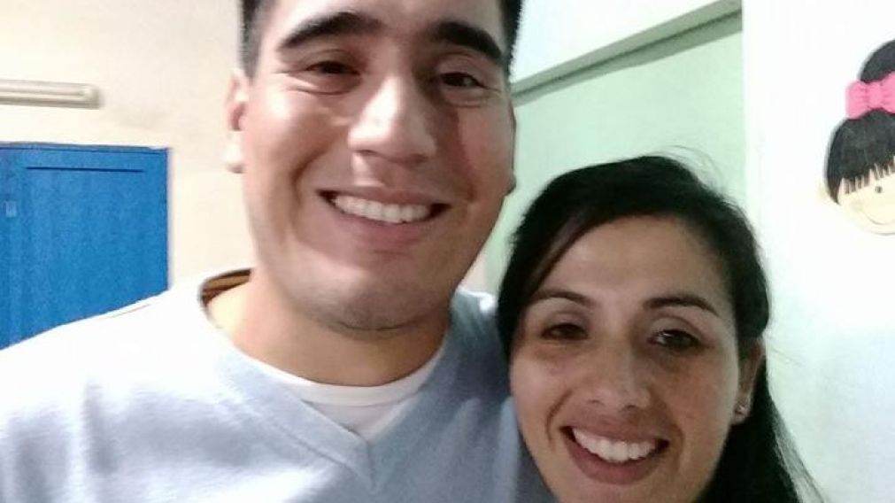 Adriana junto al submarinista Jorge Valdez. (Facebook)