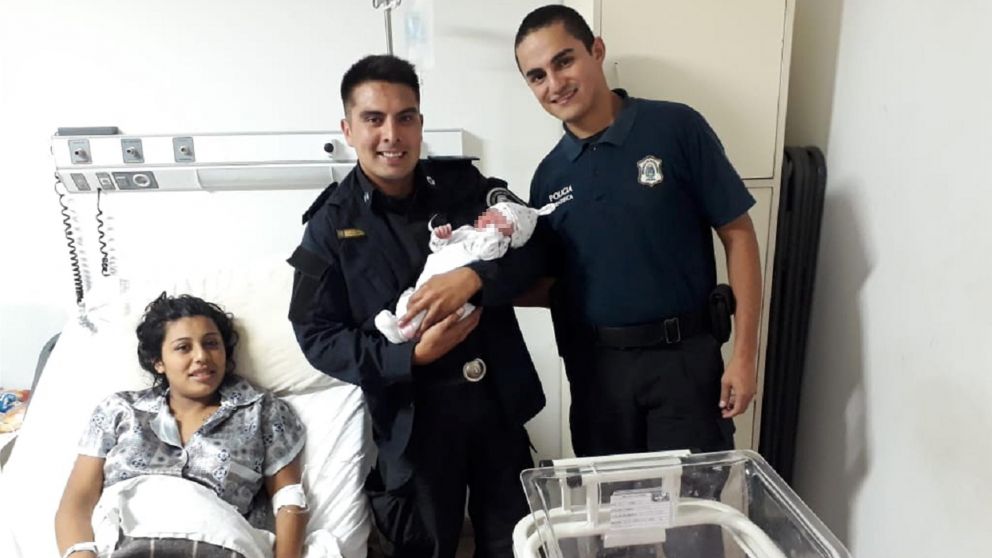 Los agentes junto a la flamante mamá en el Hospital Materno Infantil de Mar del Plata.