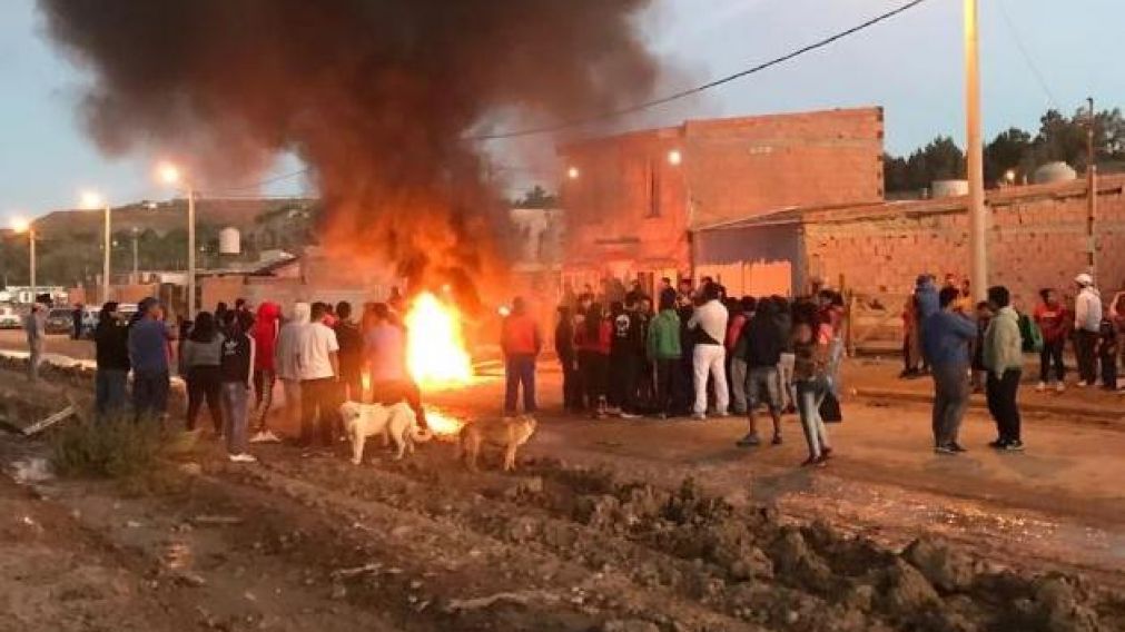 Durante la pueblada mataron al padre del presunto abusador. (Gentileza ADNSUR.com.ar)