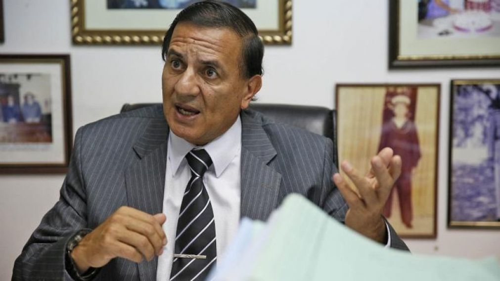Reynoso. En su despacho, previo a las acusaciones.