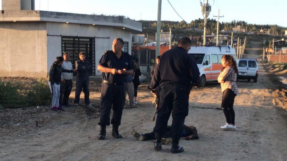 La policía junto al cadáver del sujeto asesinado (Cortesía elcomodorense.net).