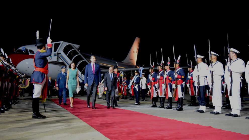 Finalmente los reyes bajaron y fueron acompañados por Jorge Faurie.