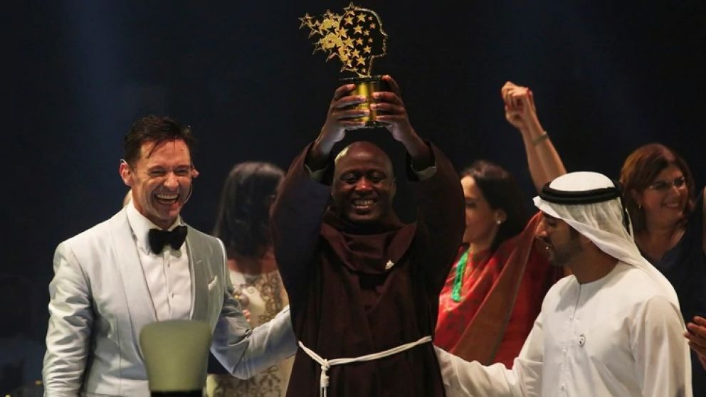 Tabichi levanta el trofeo: es una verdadero campeón del mundo.