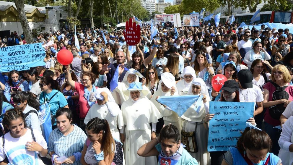 Muchísima gente dijo presente en la marcha Provida. (Jonatan Moreno / Diario Crónica)