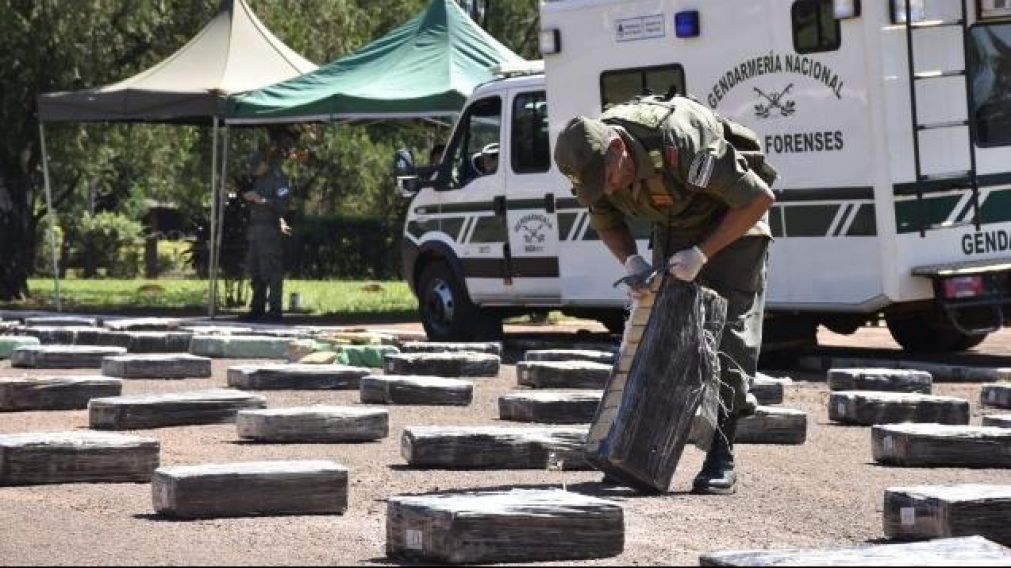 Los oficiales contabilizando la droga encontrada.