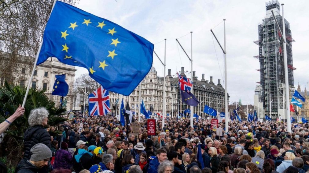 Una multitud en las calles de la capital inglesa (Fotos Twitter).