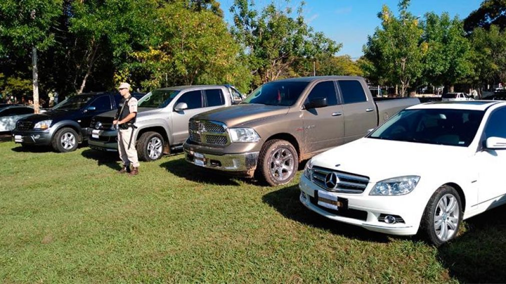 Autos y camionetas decomisadas por los uniformados tras allanamientos al contador.