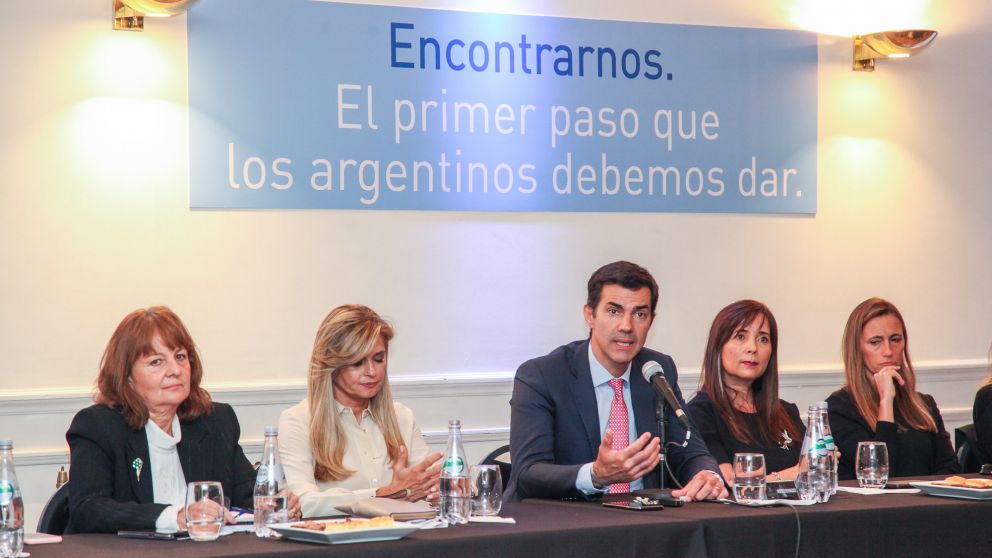 El gobernador abordó varios temas en la reunión que contó con mayoría femenina.