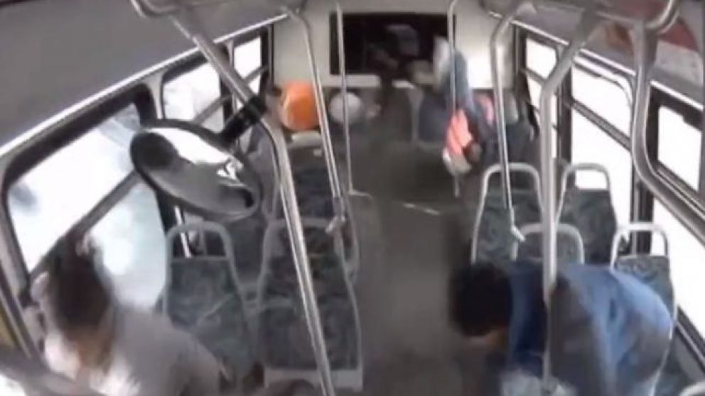 El momento del brutal impacto que dejó tres muertos y varios heridos.