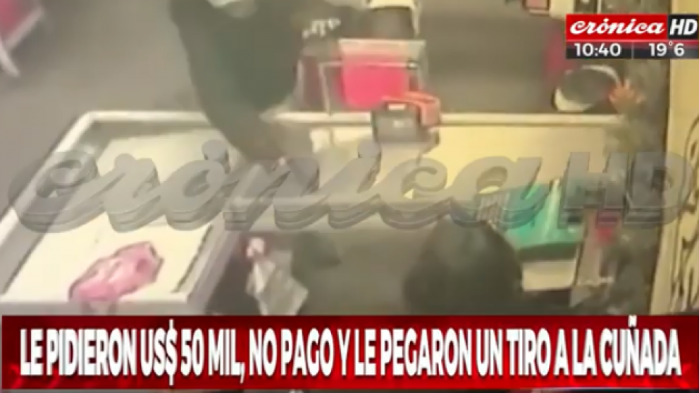 A la mujer la atacaron sin mediar palabra (Captura de video).