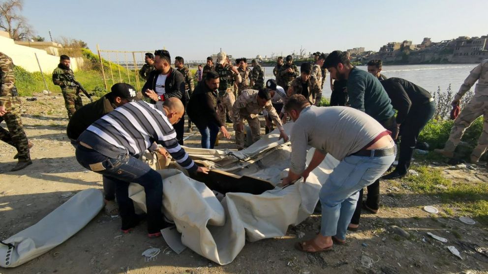 El rescate de cuerpos y trozos del ferry.