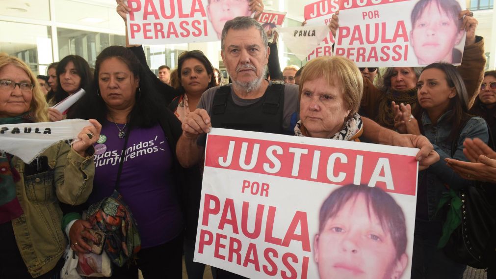 Familiares de Paula Perassi reclaman justicia en la puerta de los tribunales santafesinos.