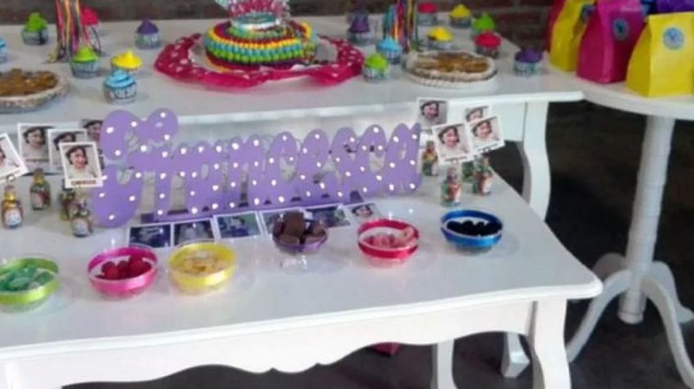 La torta y el cotill�n de la fiesta que le organizaron sus padres. 