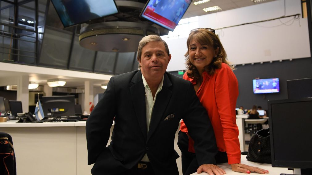 Edgardo con su hermana Georgina en la redacción de Crónica (Foto: Rubén Paredes, diario Crónica)