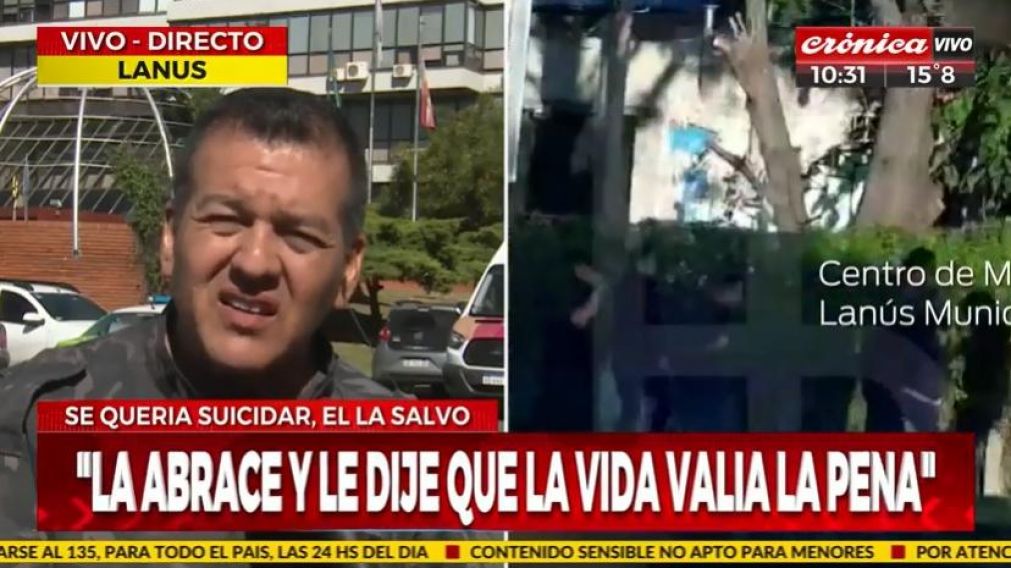 El efectivo le dio un abrazo a la víctima para contenerla.