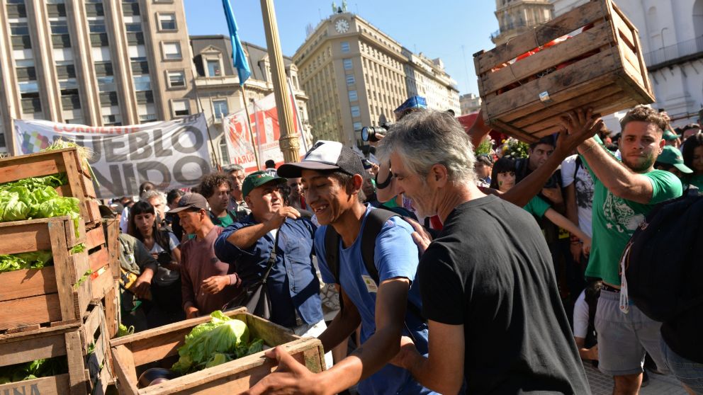 El verdurazo cada vez con filas más largas para recibir la mercadería.