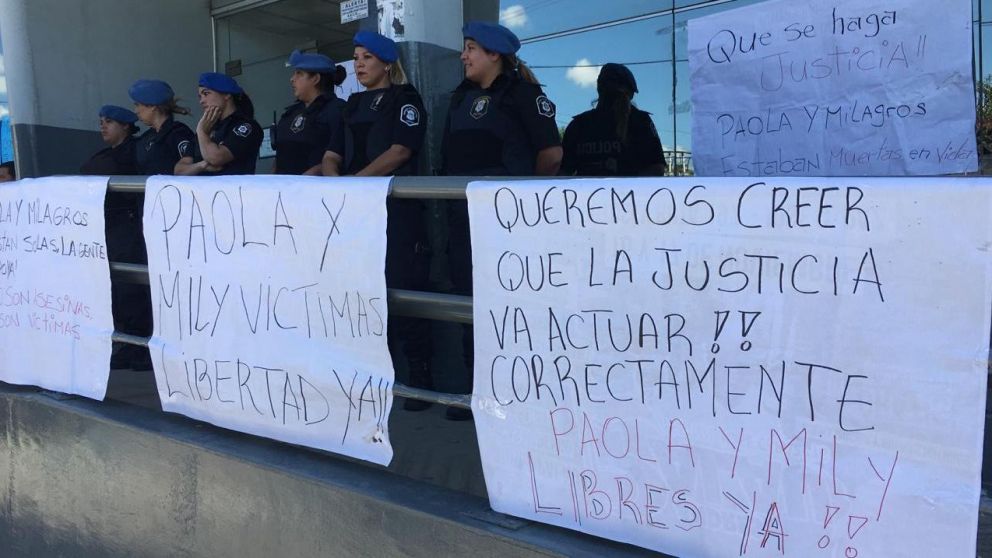 La fiscal González Bazzani no cree la versión de ambas mujeres, mientras que familiares de estas piden su libertad.