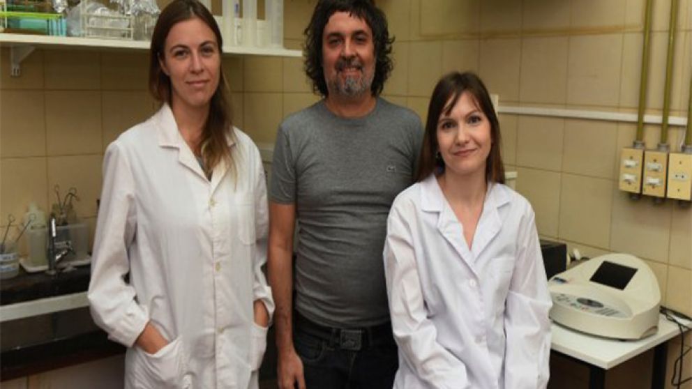 Cristian Favre y dos de las integrantes de su equipo: Anabela Ferretti y Florencia Hidalgo. 