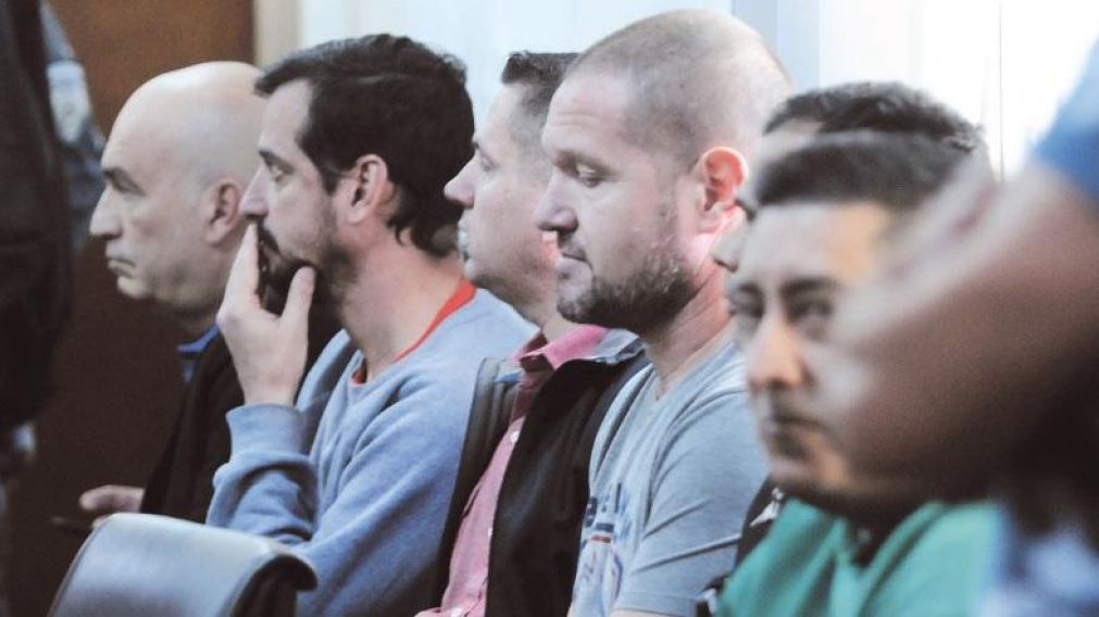 Los ex uniformados esperando en silencio el fallo del tribunal.