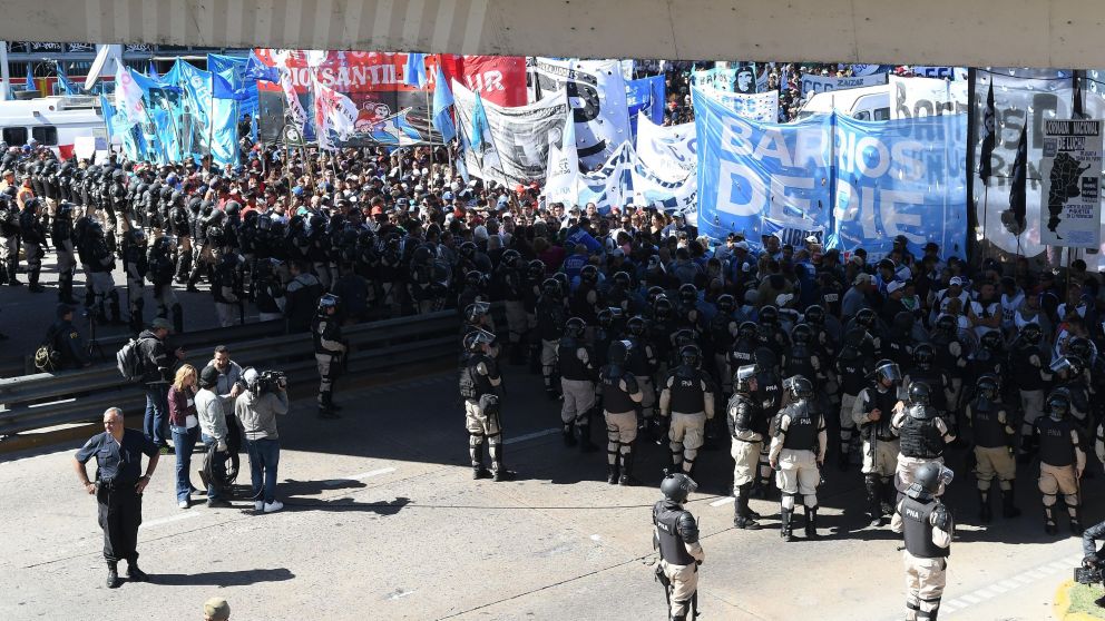 Puente Pueyrred�n. Uno de los puntos donde hubo mayor concentraci�n de manifestantes. (Rub�n Paredes-Cr�nica)