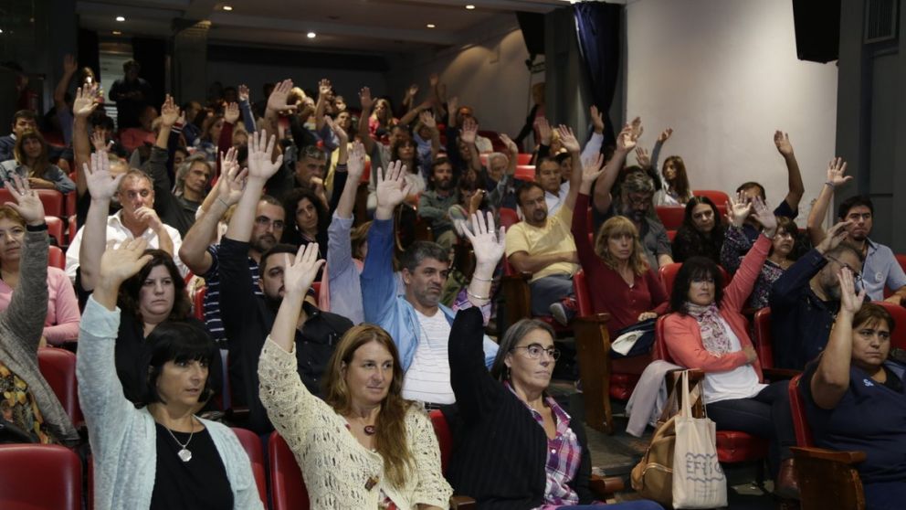 Los maestros, en la asamblea del Suteba.