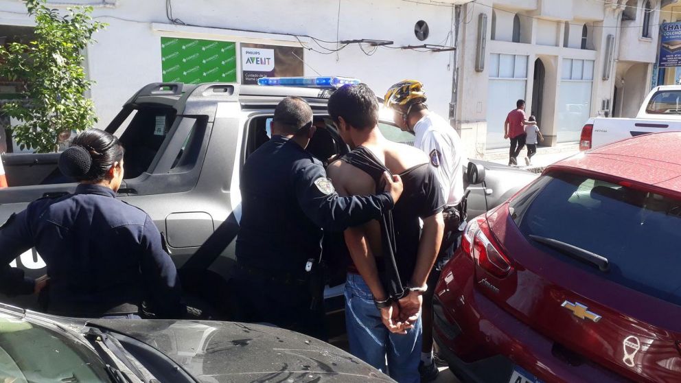 Así detenían al joven en pleno centro santiagueño.