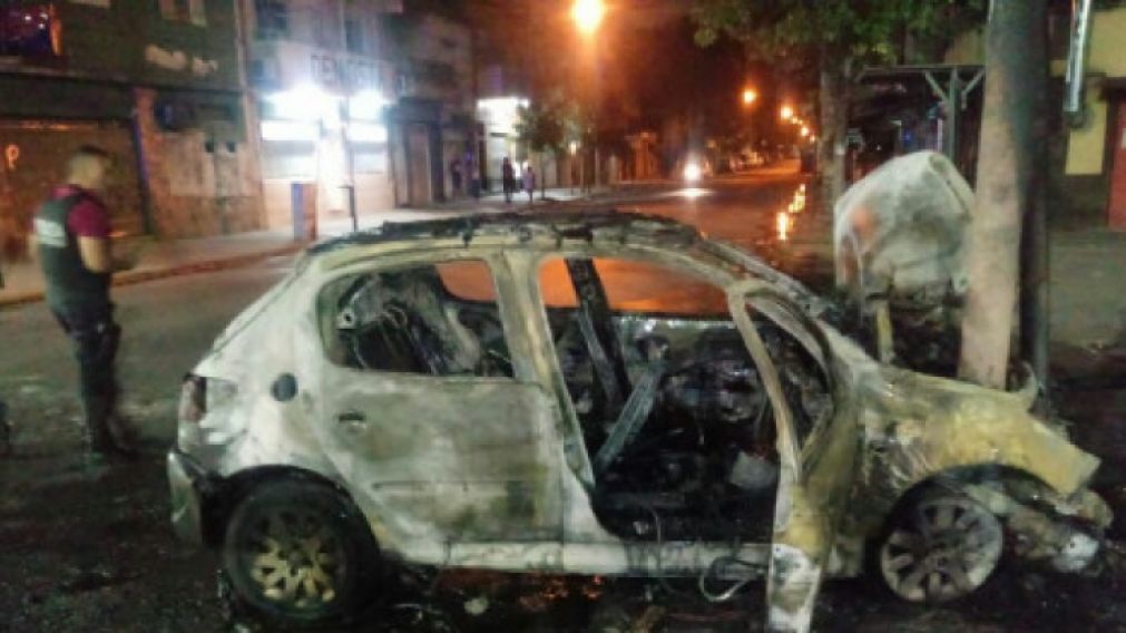 El Peugeot 207 en el que se movilizaban los marginales fue devorado por las llamas.