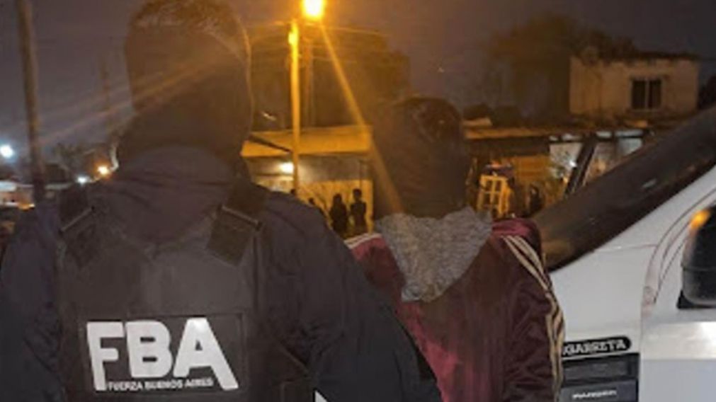 Este es uno de los individuos que resultó capturado por las autoridades policiales.